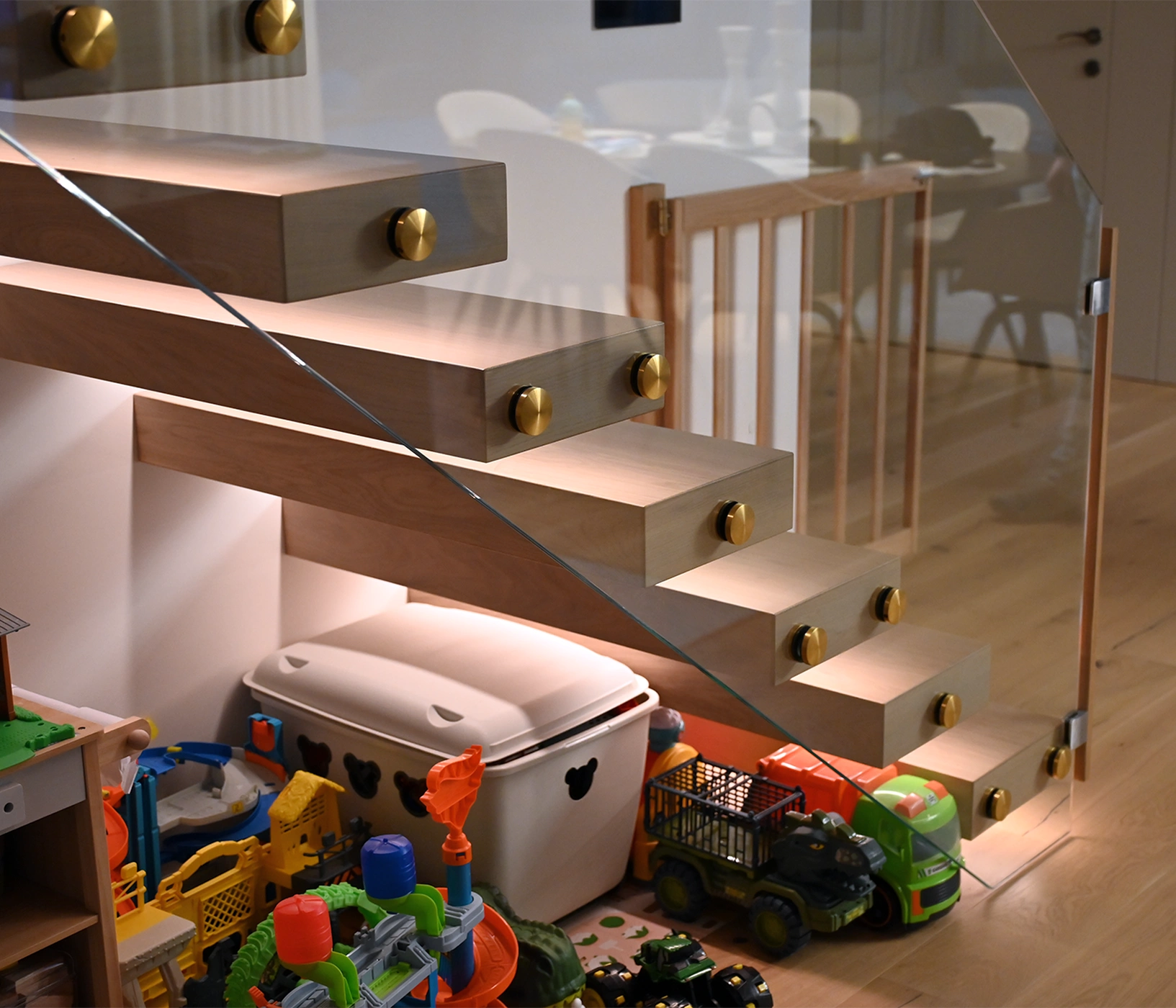 Nowoczesne schody półkowe ze szklaną balustradą i zabezpieczeniem dla dzieci Poznań