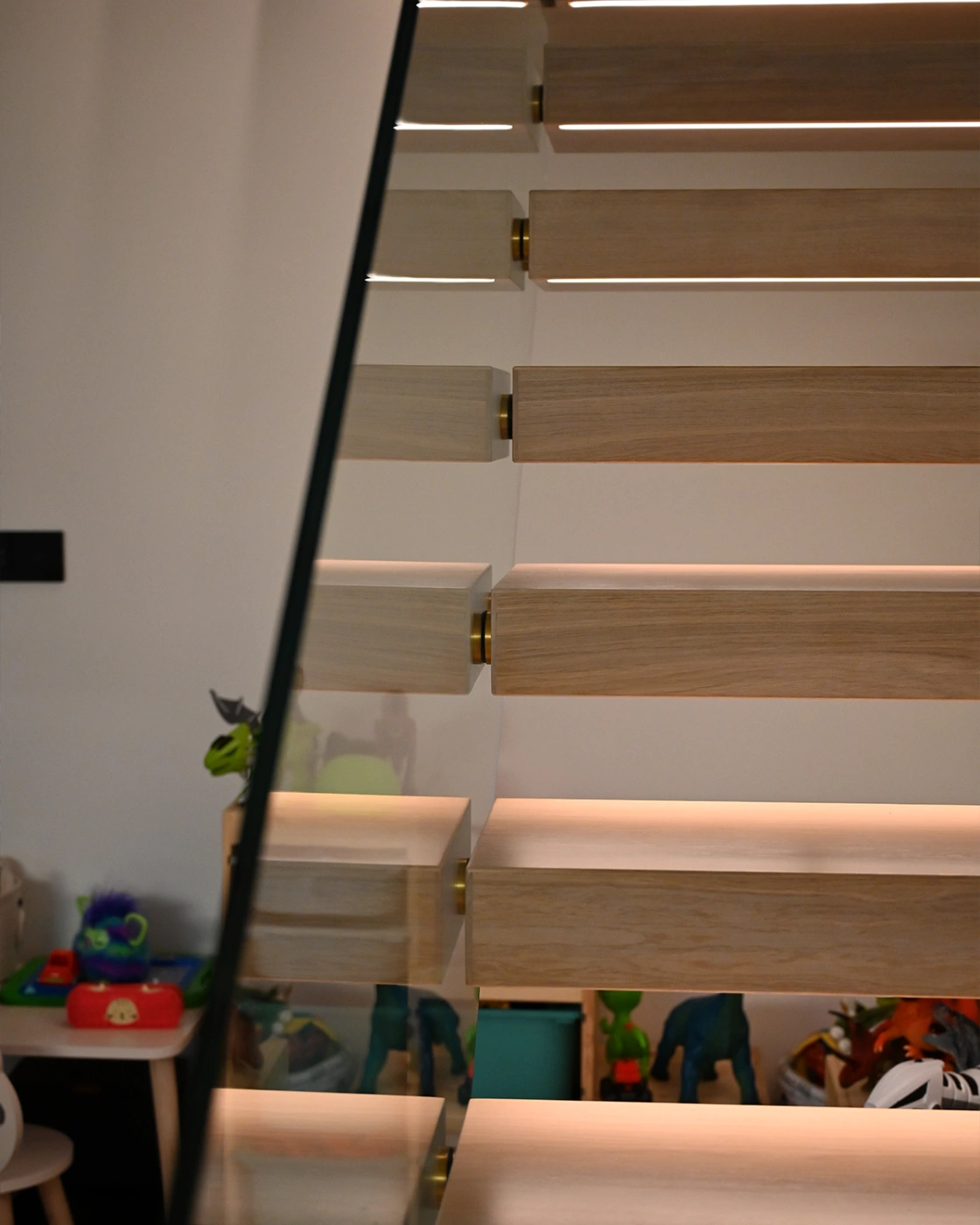 Nowoczesne schody półkowe ze szklaną balustradą