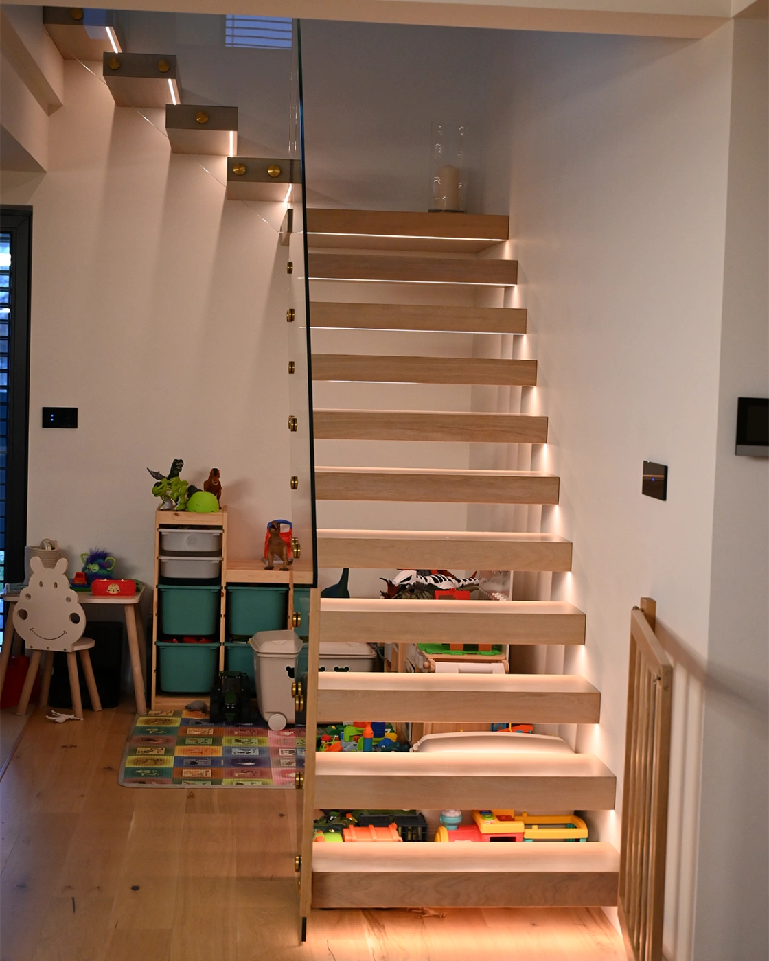 Schody półkowe ze szklaną balustradą Poznań