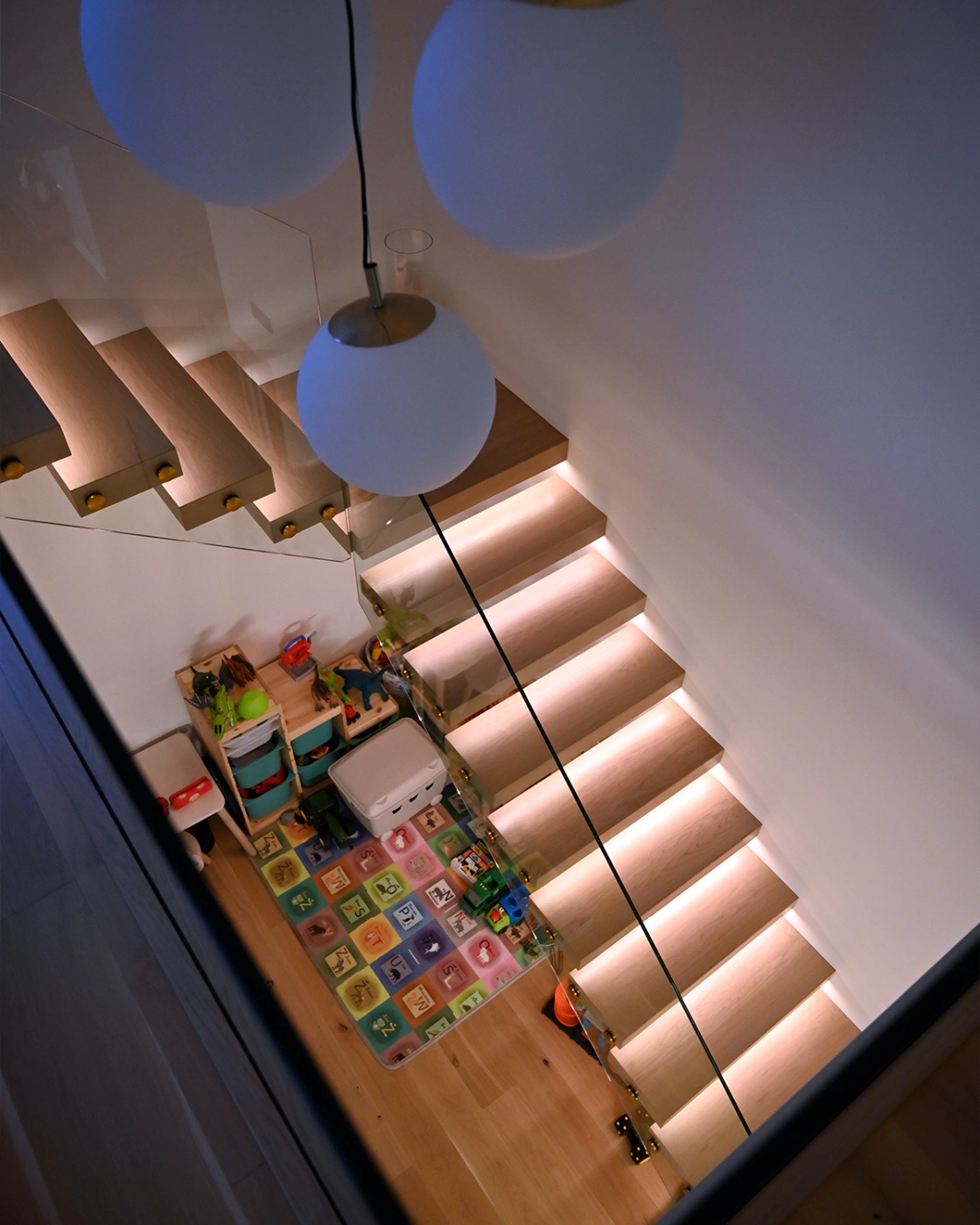 Schody półkowe ze szklaną balustradą Wielkopolska